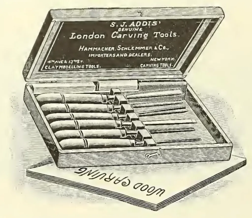 Ein historischer Holzstich einer offenen Holzkiste, die sechs geschäftete S. J. Addis Schnitzwerkzeuge in Fächern enthält. Die Innenseite des Deckels zeigt Text, der S. J. ADDIS' GENUINE London Carving Tools und den Importeur HAMMACHER, SCHLEMMER & Co., NEW YORK bewirbt.