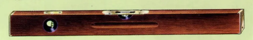 Abbildung der Rabone Wasserwaage Nr. 113 mit Holzkörper, Messingabdeckungen, verstärkten Enden, einer Libelle und einem Lot, verstellbare Ausführung, gezeigt in Größen von 24–36 Zoll.