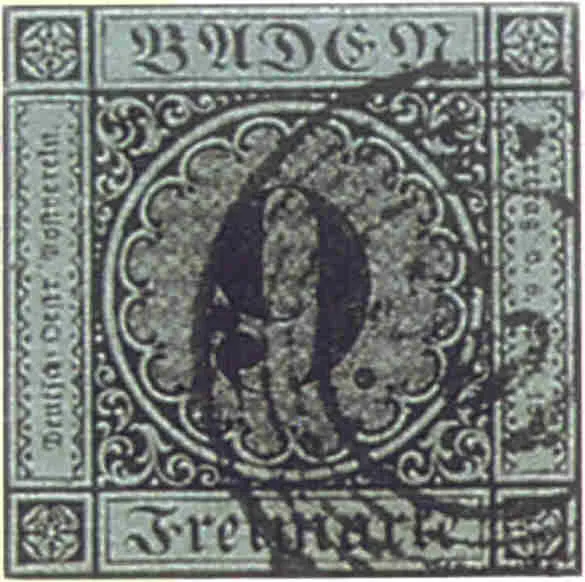Ein Bild der Briefmarke „The Baden 9 Kreuzer“. Die Briefmarke hat eine quadratische Form mit einem aufwändigen Randdesign, das in jeder Ecke kleine Blumenmuster zeigt. Im zentralen Bereich befindet sich ein verziertes kreisförmiges Design mit der großen Zahl „9“ in der Mitte. Oben ist das Wort „BADEN“ eingraviert, mit weiteren deutschen Inschriften rund um den Rand und „Freimarke“ unten. Die Farbpalette ist hauptsächlich dunkelblau und hellblau, und die Briefmarke zeigt Alters- und Abnutzungserscheinungen.