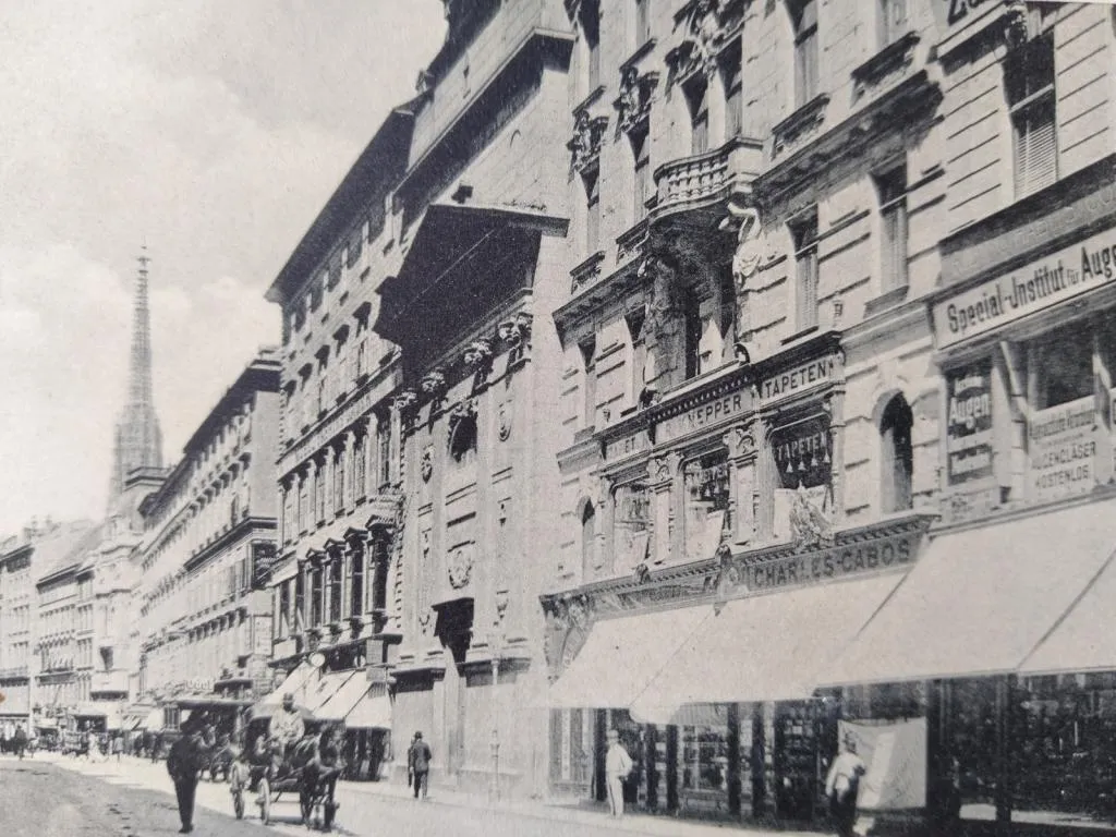 A historic postcard from 1900 highlighting the location of Milkovits & Comp. on Kärntnerstraße 21, capturing the grandeur of Vienna’s luxury district at the time.