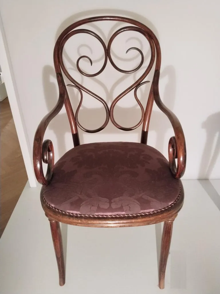 Thonet Armlehnsessel Modell Nr. 4 aus massiv gebogenem Buchenholz mit dreiteiligem Rückenlehneinsatz, zweiteiligen Armlehnen und Damastbezug, palisanderlasiert, Entwurf Michael Thonet um 1850, Ausführung Gebrüder Thonet um 1860.