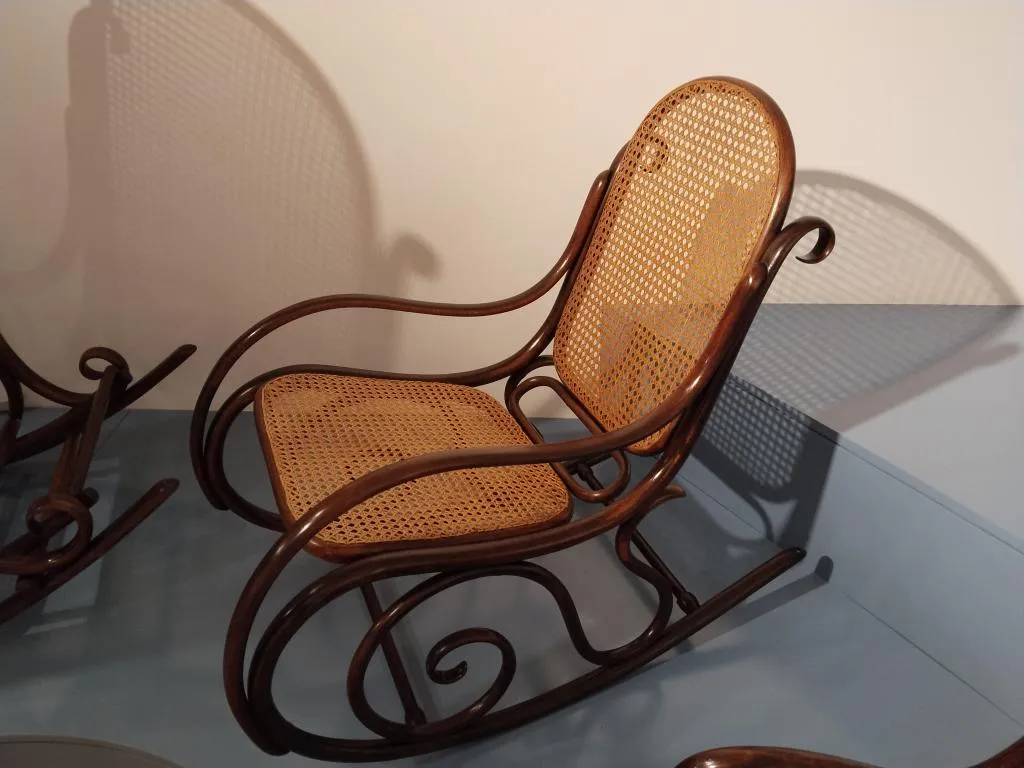 Thonet Bugholz-Schaukelstuhl Modell Nr. 7010 mit geschwungenen Formen sowie Sitz und Rückenlehne aus Rohrgeflecht, ein Beispiel für die spätere Entwicklung der Thonet-Schaukelstühle.