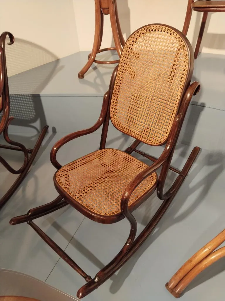 Thonet Kinder-Bugholzschaukelstuhl, Modell Nr. 12551, mit gebogenem Buchenholzrahmen sowie Sitz- und Rückenlehne aus Rohrgeflecht, hergestellt um 1900.