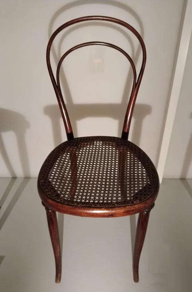 Thonet chair model no. 8 in solid bent beech with slotted back legs and cane seat, rosewood-stained, designed by Gebrüder Thonet around 1855, produced by Gebrüder Thonet circa 1861.