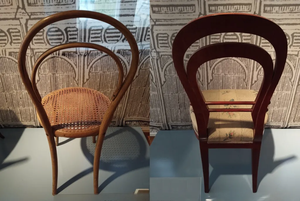 Collage mit zwei Stühlen nebeneinander: links ein Thonet-Bugholzstuhl Nr. 14 mit Rohrgeflechtsitz; rechts ein Biedermeier-Stuhl aus Laxenburg mit massivem Holzrahmen und Polstersitz, der als Vorbild für Thonets Entwurf diente.