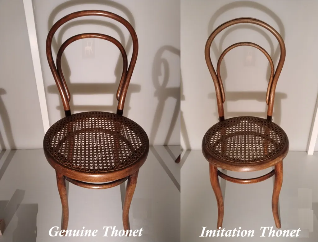 Collage mit zwei Bugholzstühlen mit Rohrgeflechtsitz: links ein originaler Thonet Stuhl Nr. 14; rechts eine Nachahmung (Modell 14v) eines Mitbewerbers nach Ablauf des Patents.