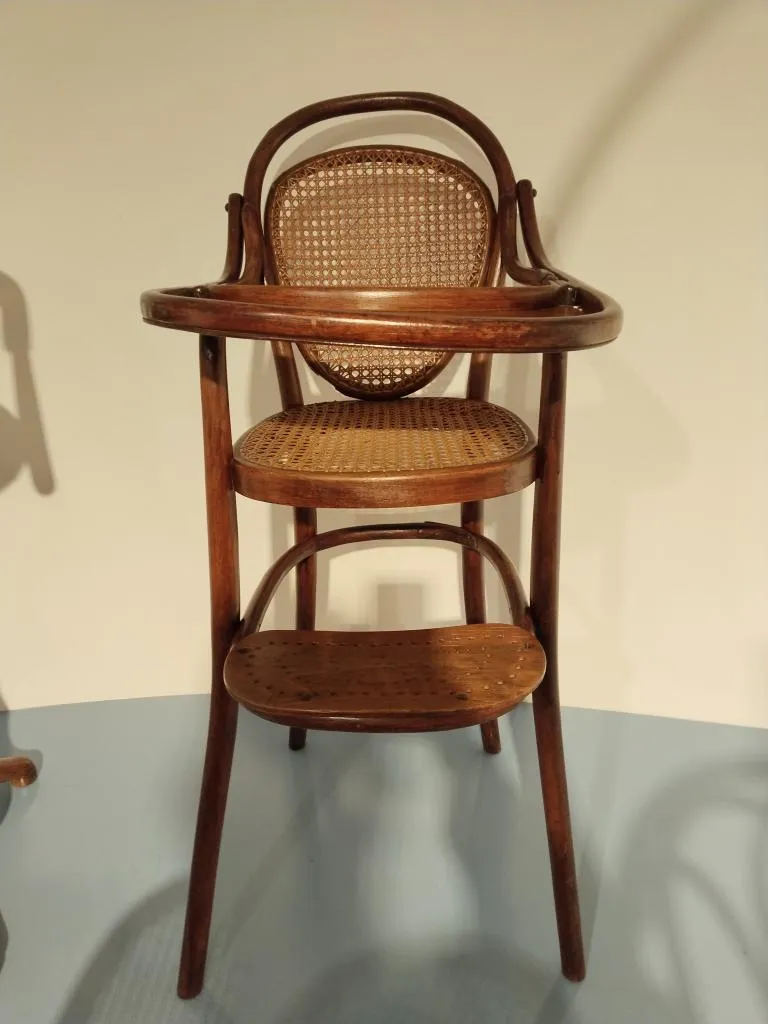 Thonet Bugholz-Kinderhochstuhl Modell Nr. 3 mit Rohrgeflecht-Sitz und Rückenlehne, um 1900 entworfen.