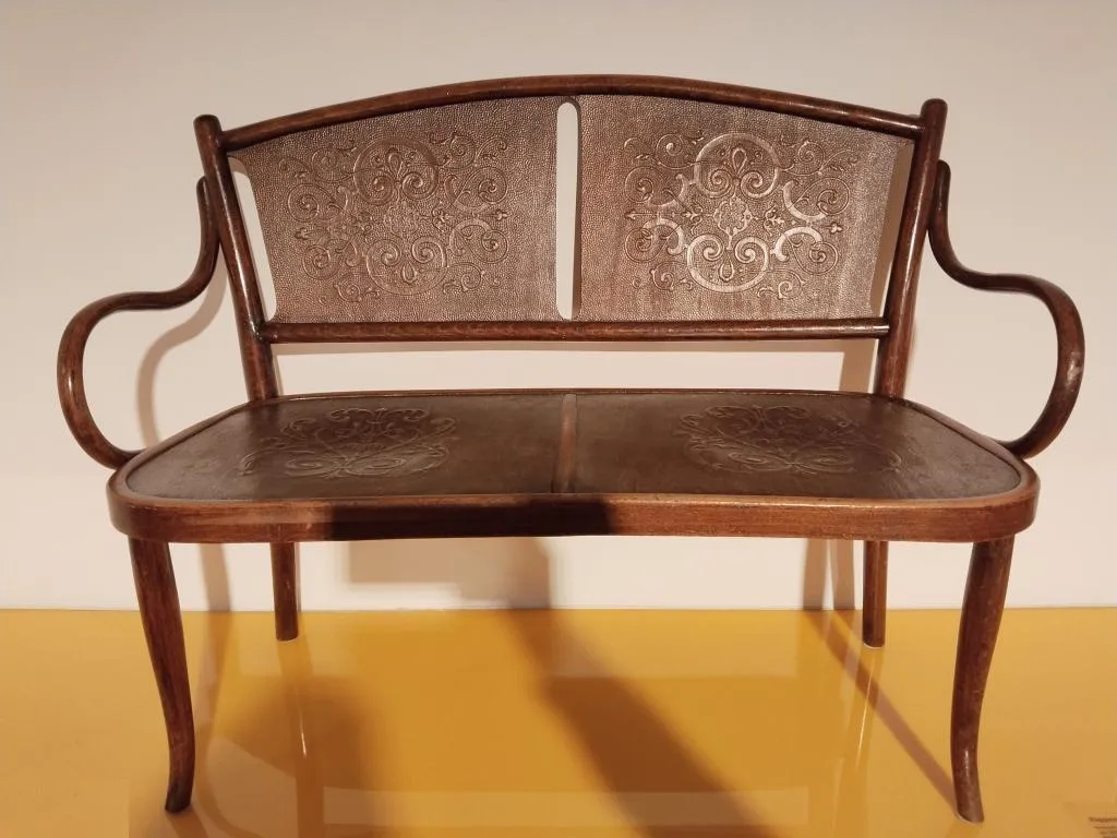 Thonet Kindersofa, Modell Nr. 7, Bugholzkonstruktion mit geprägten Ornamenten auf Sitz und Lehne.