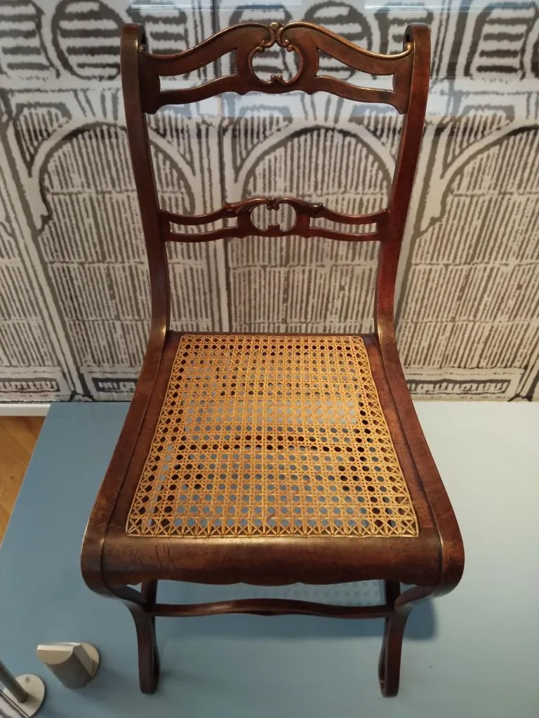 Holzstuhl aus Boppard mit geflochtener Sitzfläche, hergestellt um 1836–1840 von Michael Thonet in seinen frühen Experimenten mit gebogenem Furnier.