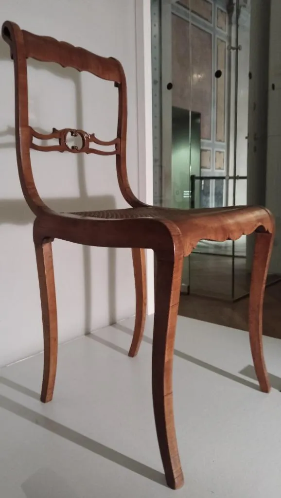 Einfachter Bopparder Stuhl von Thonet mit leicht gebogenen Beinen und einfacher geschnitzter Rückenstrebe, in früher Schichtholzbauweise.