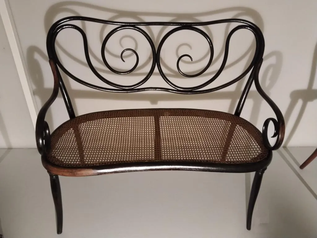 Thonet Kanapee Modell Nr. 1 aus gebogenem Buchenholz mit Rohrgeflechtsitz, Entwurf Michael Thonet um 1850, Ausführung Gebrüder Thonet um 1860.