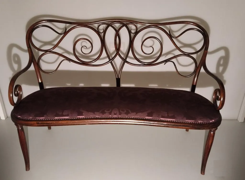 Thonet Bugholzkanapee Modell Nr. 4 mit geschwungenem Rückenlehneinsatz, zweiteiligen Armlehnen, Buchenholzgestell in Palisanderlasur und erneuertem Damastbezug. Entworfen von Michael Thonet um 1850, ausgeführt von Gebrüder Thonet um 1860.