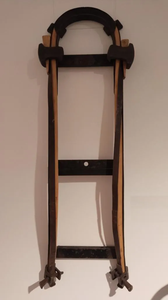 Fotografie einer originalen Thonet-Biegeform aus Eisen, mit der Holzteile für Stühle gleichmäßig in allen Werken geformt wurden.