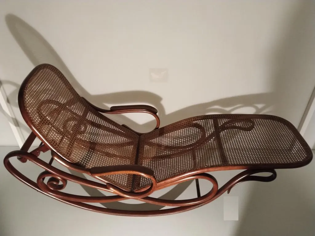 Thonet Schaukelsofa mit langem Bugholzrahmen, braun gebeiztem Buchenholz sowie Sitz- und Rückenlehne aus Rohrgeflecht, Entwurf um 1876 und Ausführung um 1890.