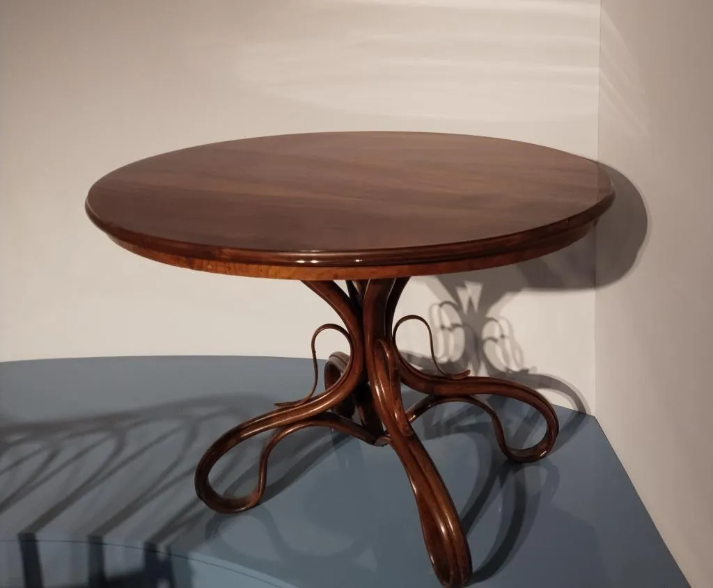 Thonet Salontisch Modell Nr. 3 mit runder Tischplatte und geschwungenen Bugholzbeinen.