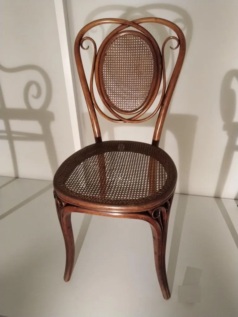 Thonet Sessel Modell Nr. 22 hergestellt für das Palais Pálffy aus schichtverleimtem und massiv gebogenem Buchenholz mit Rohrgeflecht an Sitz und Rückenlehne, Entwurf und Ausführung Gebrüder Thonet um 1865.