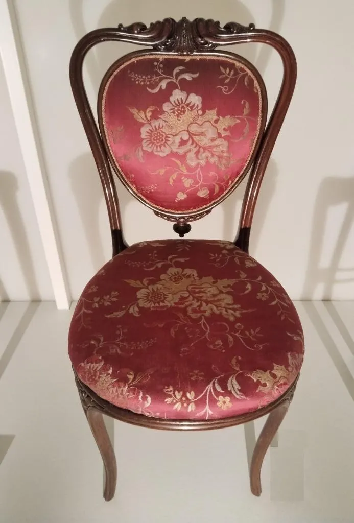 Thonet Sessel für das Stadtpalais Liechtenstein aus massivem Palisander, teils geschnitzt, stab- und schichtverleimt gebogen, mit originaler Seidendamastbespannung, Entwurf Peter Hubert Desvignes 1844–1847, Ausführung Michael Thonet 1844–1849.