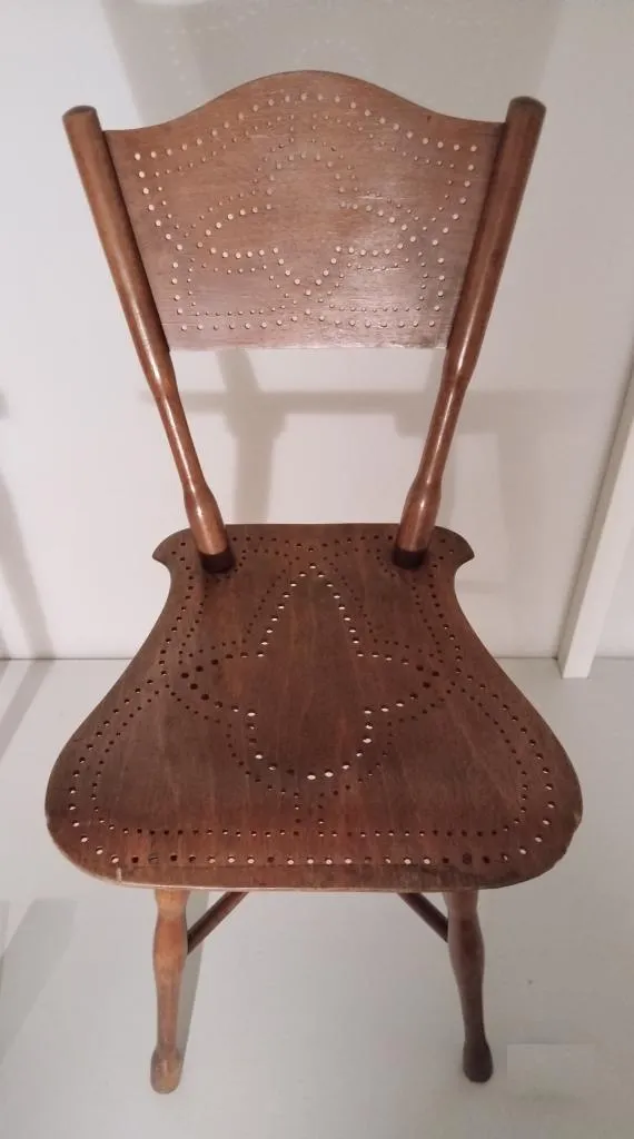 Thonet Stuhl Modell Nr. 110 aus gedrechseltem Buchenholz mit gelochter Sperrholz-Sitzfläche und Rückenlehne, braun gebeizt, Entwurf Gebrüder Thonet 1891, Ausführung um 1900.