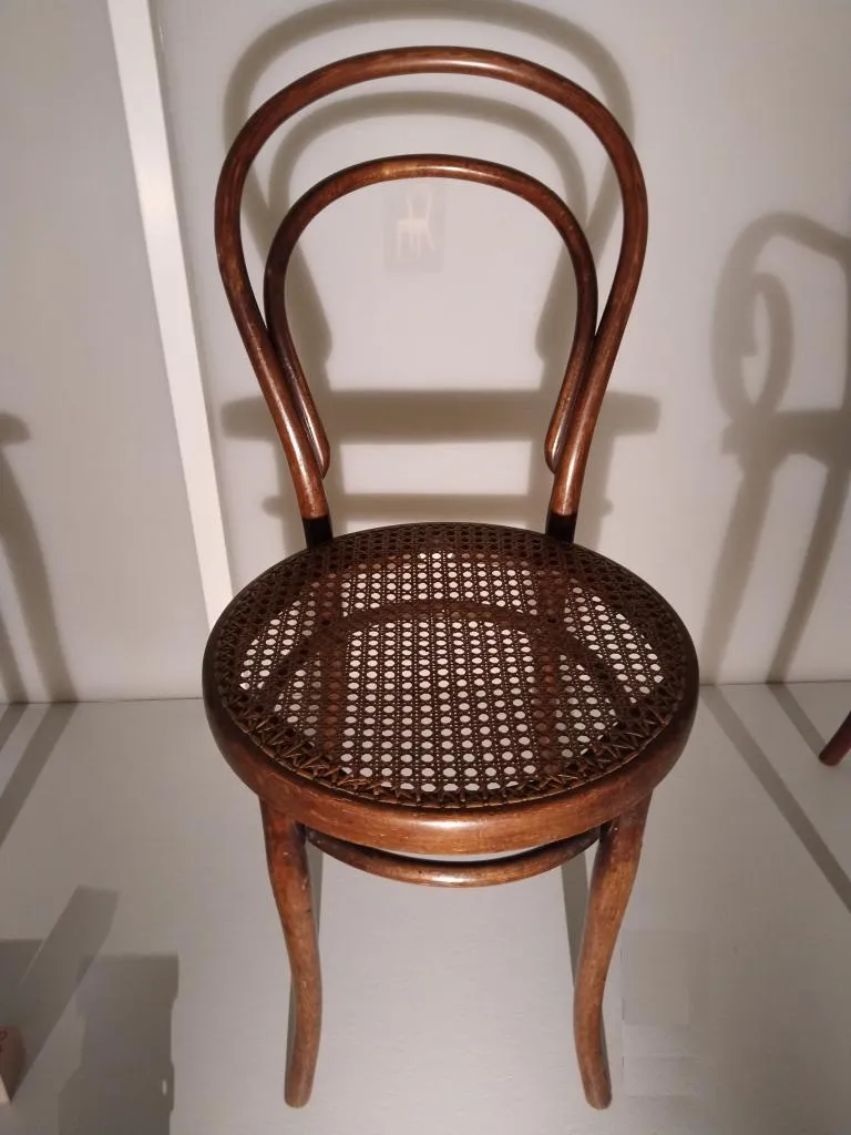 Thonet Stuhl Modell Nr. 14 aus massiv gebogenem Buchenholz mit Rohrgeflechtsitz, braun gebeizt, Entwurf Gebrüder Thonet 1859, Ausführung Gebrüder Thonet um 1900.