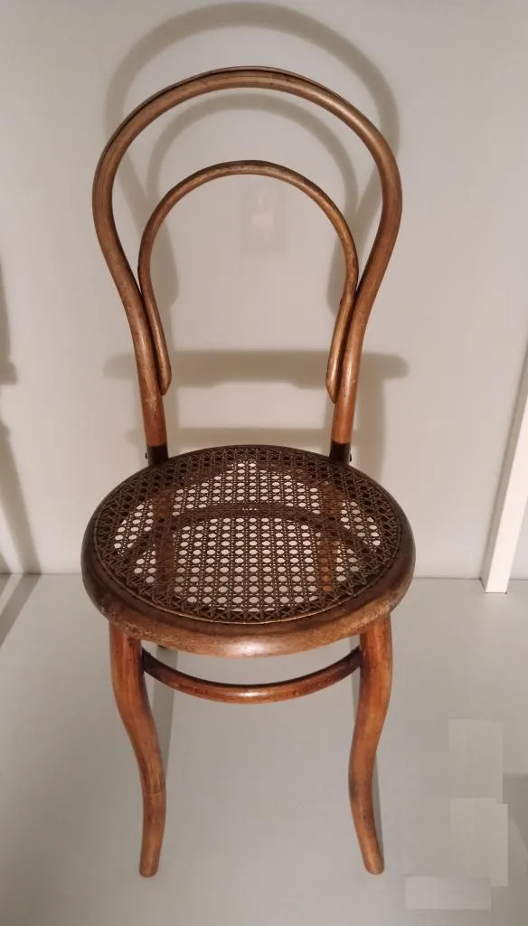 Thonet Stuhl Modell Nr. 14 aus massivem Buchenholz, teils schichtverleimt gebogen, mit Rohrgeflechtsitz, braun gebeizt, Entwurf Gebrüder Thonet 1859, Ausführung Wiener Konkurrent um 1863.