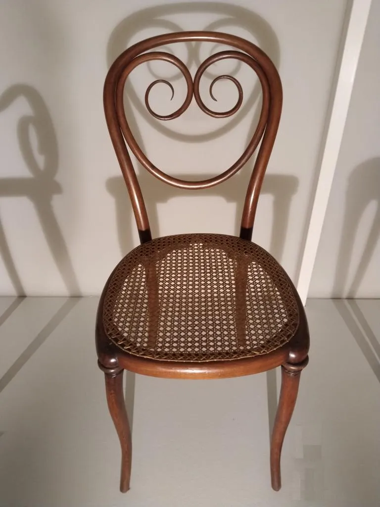 Thonet Sessel Modell Nr. 2 aus schichtverleimtem, gebogenem Buchenholz mit massiven Vorderbeinen und Rohrgeflechtsitz, Entwurf Michael Thonet um 1850, Ausführung Gebrüder Thonet um 1860.