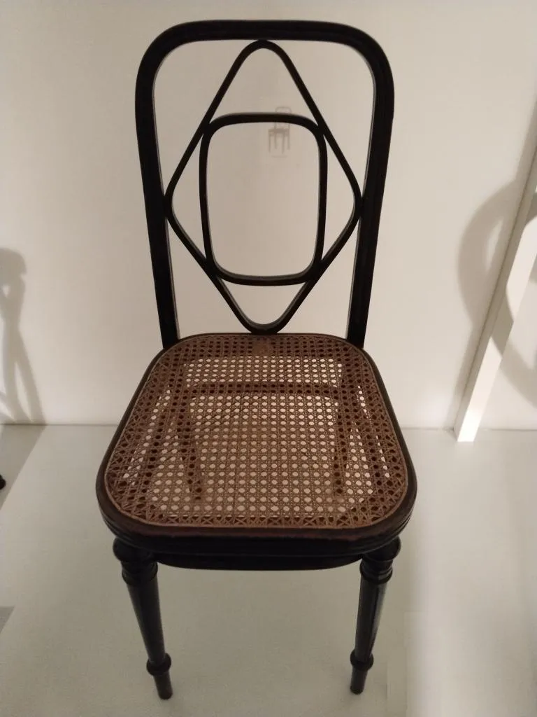 Thonet Stuhl Modell Nr. 34 aus massiv gebogenem und gedrechseltem Buchenholz mit Rohrgeflechtsitz, schwarz gebeizt, Entwurf Gebrüder Thonet 1883, Ausführung um 1890.