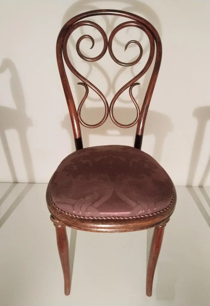 Thonet Stuhl Modell Nr. 4 aus massiv gebogenem Buchenholz mit dreiteiligem Rückenlehneinsatz, palisanderlasiert und mit erneuertem Damastbezug, Entwurf Michael Thonet um 1850, Ausführung Gebrüder Thonet um 1860