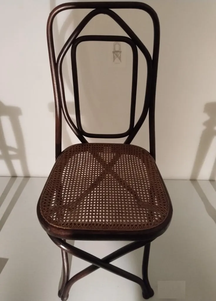Thonet Stuhl Modell Nr. 51 aus massiv gebogenem Buchenholz mit Rohrgeflechtsitz, braun gebeizt, Entwurf Gebrüder Thonet 1884, Ausführung um 1890.