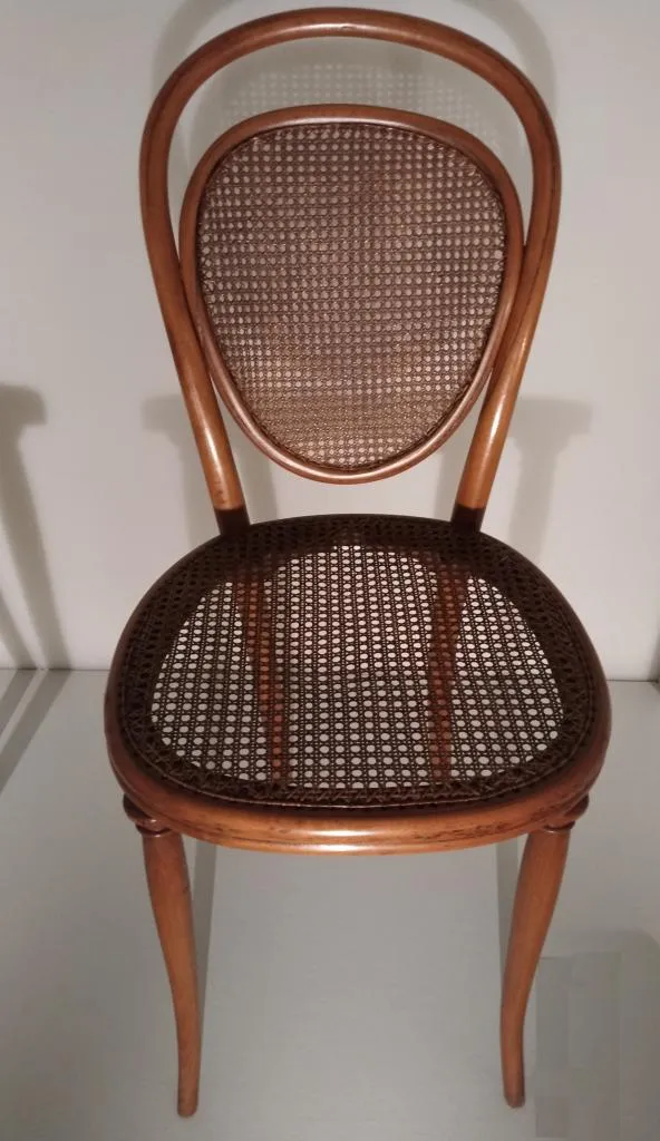 Thonet Stuhl Modell Nr. 7 aus massiv gebogenem Buchenholz mit Rohrgeflecht-Sitz und Rückenlehne, braun gebeizt, Entwurf und Ausführung Gebrüder Thonet um 1857.