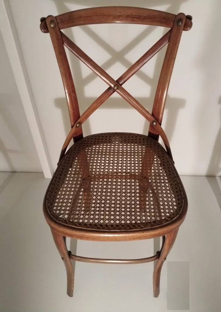 Thonet Stuhl Modell Nr. 91 aus massiv gebogenem Buchenholz mit Rohrgeflechtsitz und Messingbeschlägen, braun gebeizt, Entwurf August Thonet für die Gebrüder Thonet um 1890.