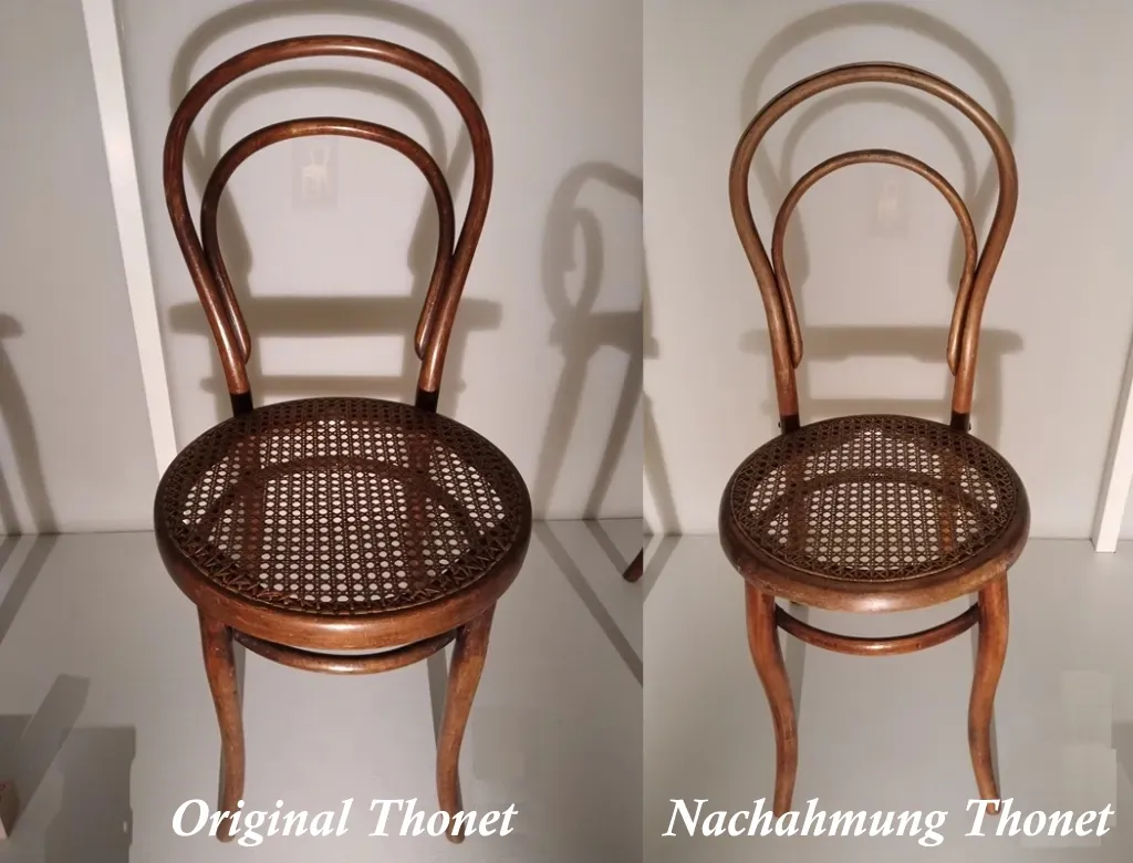Nebeneinanderstellung zweier Bugholzstühle: ein originaler Thonet No. 14 mit eleganten Kurven und eine Nachahmung mit weniger feiner Rückenlehne.