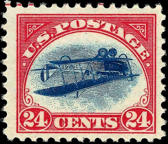 Ein Bild der US-Luftpostmarke, bekannt als die Inverted Jenny Air Mail Issue von 1918. Die Briefmarke hat einen roten Rand mit der Aufschrift „U.S. POSTAGE“ oben und „24 CENTS“ unten. In der Mitte befindet sich ein umgedrehtes Bild eines blauen Doppeldeckers.