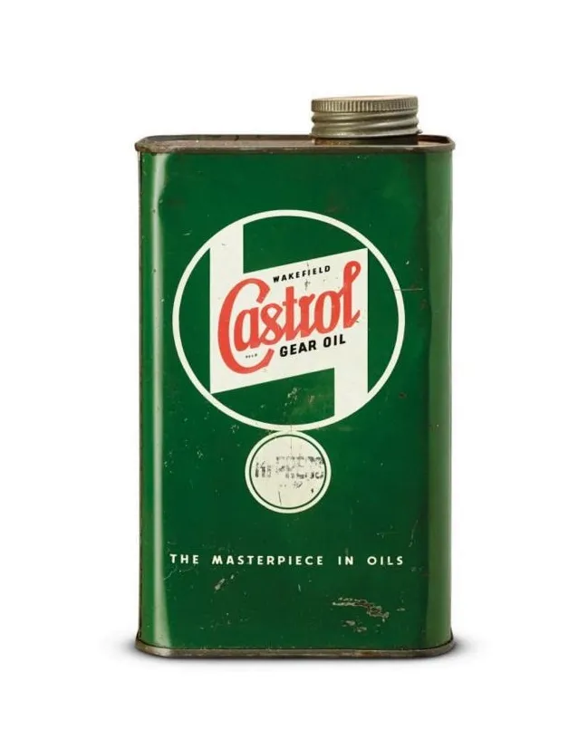 Vintage Castrol-Getriebeölkanister. Ein klassischer Wakefield Castrol Motor Oil-Behälter mit dem ikonischen grün-weißen Design und dem Slogan The Masterpiece in Oils.