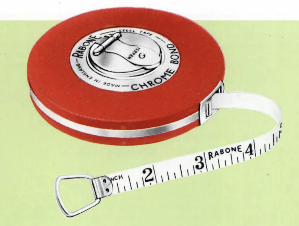 Nahaufnahme eines Vintage-Rabone-Maßbands White Bond Steel in rotem Gehäuse, mit ausgezogenem weißem Band, schwarzen Markierungen und Metallöse am Ende.